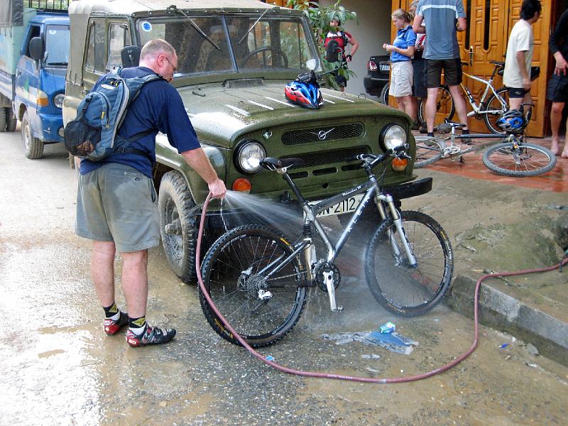 2006-10-29-10-22-16_214 John washing bike, Suphi.JPG